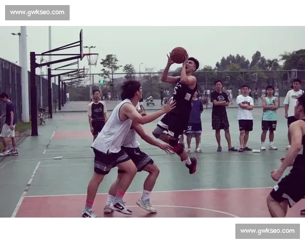 激烈对决瞬间回放精彩镜头全记录篮球赛精彩瞬间解析 - 副本 (3)